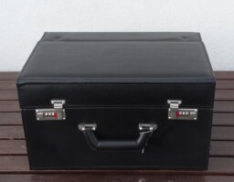 Kvalitní černá brašna 43×32×25 cm se zámkem – univerzální